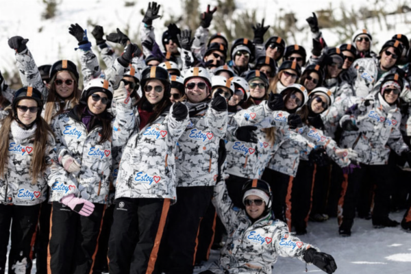 Grupo de esquí en la nieve