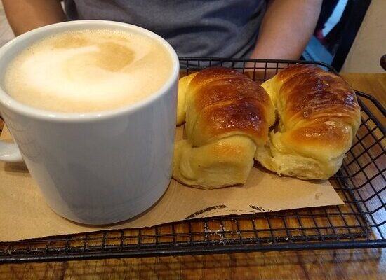 cafe-con-leche-y-medialunas